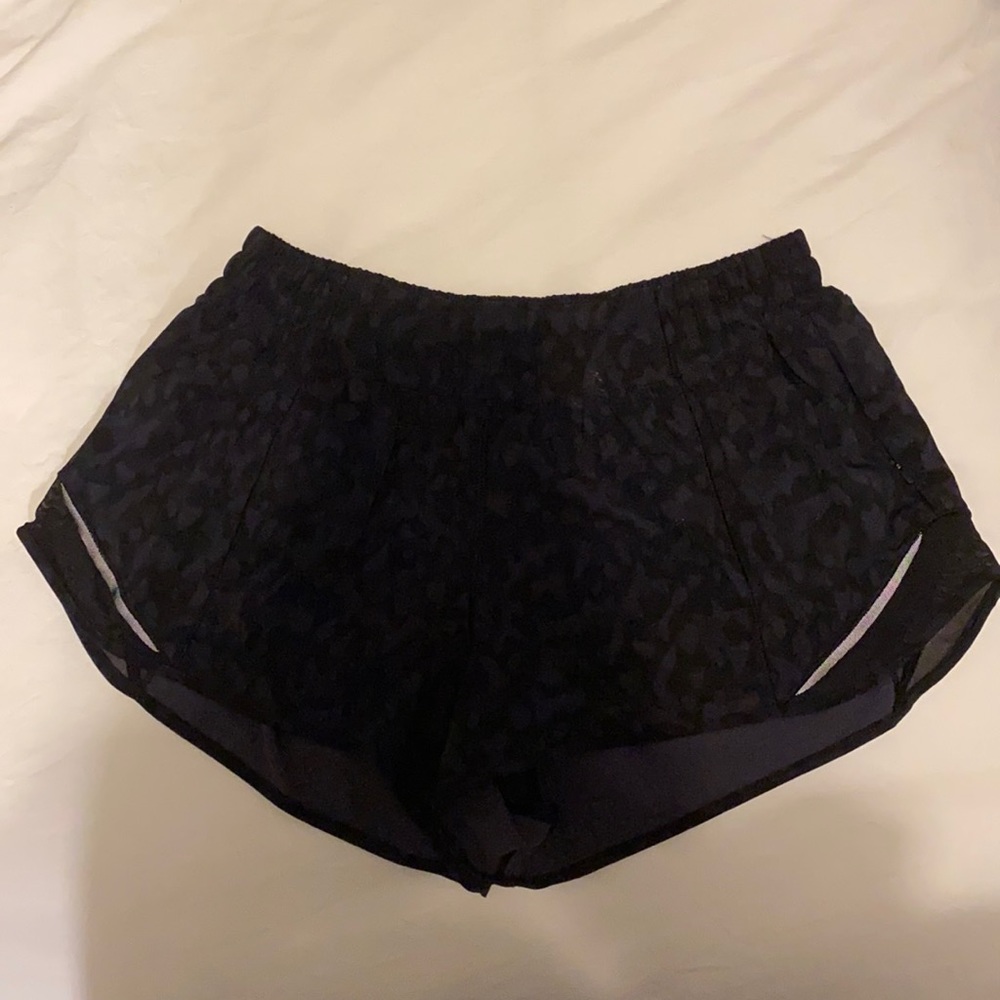 Lululemon hotty hot 2.5 in shorts